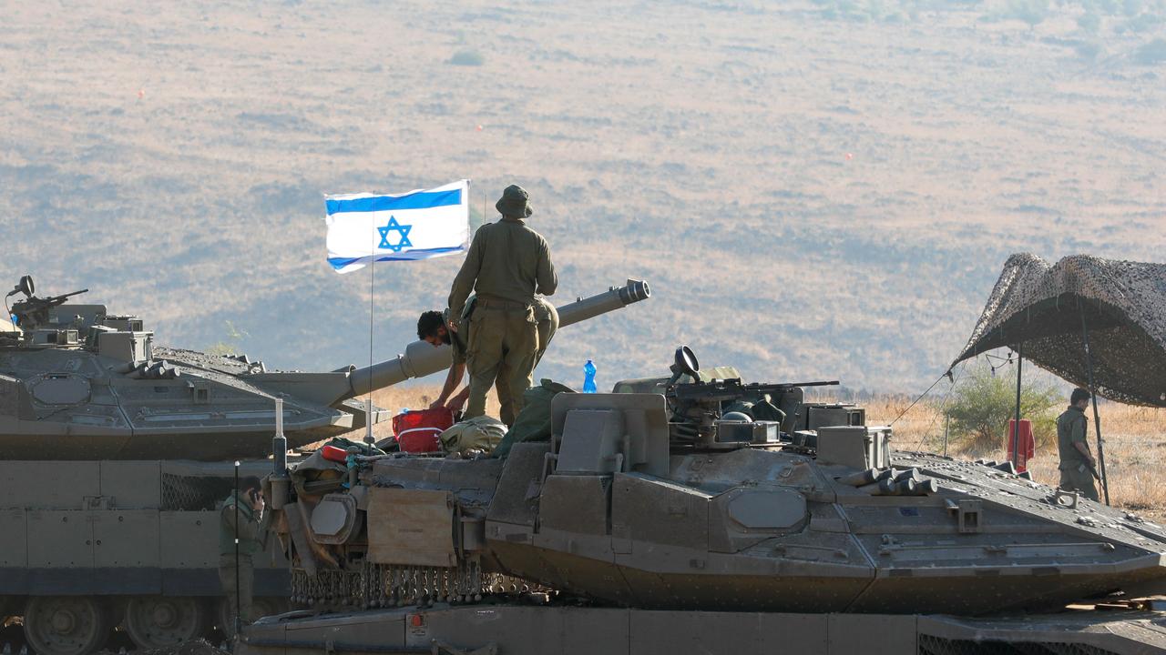Israeli-troops-Lebanon-border القصف على غزة يهدد التهدئة ويثير غضباً دولياً