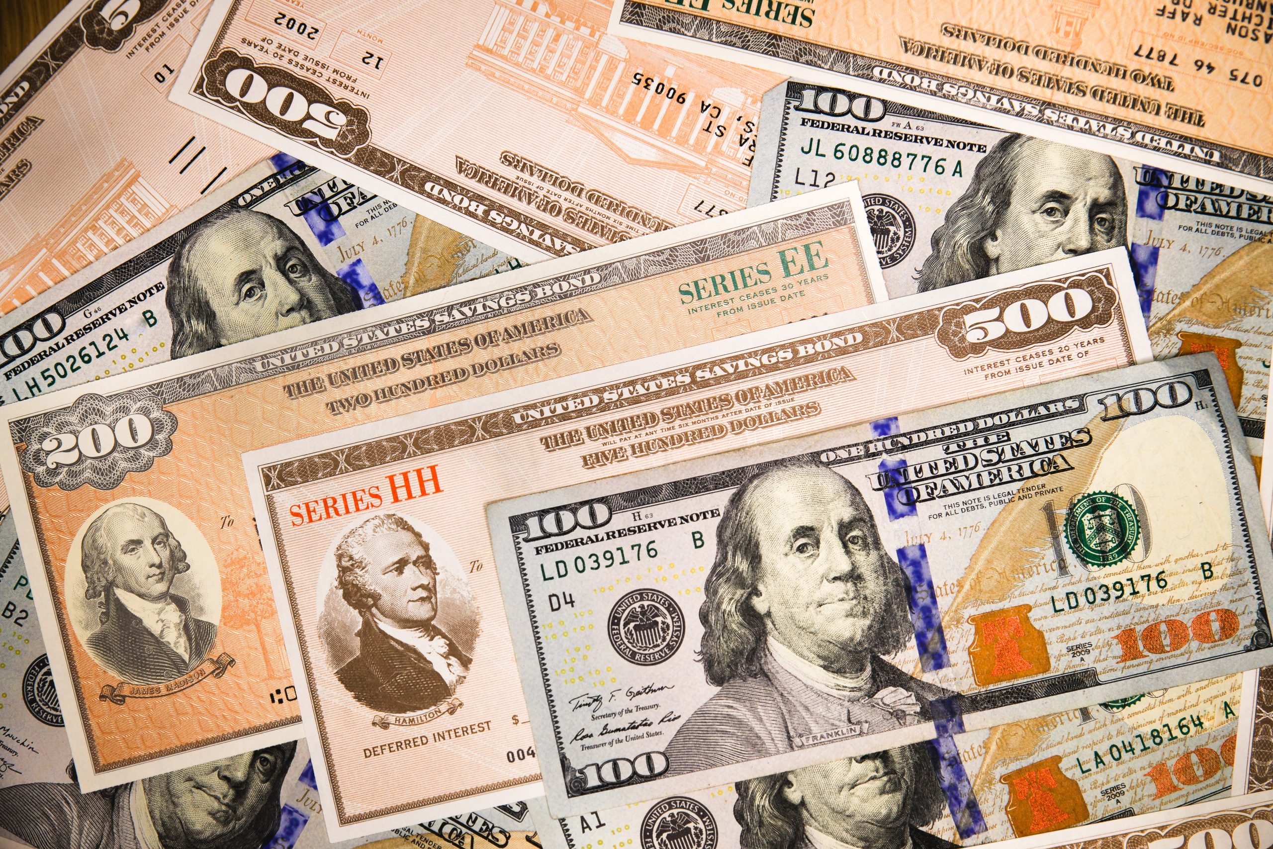 US-Bonds-Dollar-scaled-1 الإمارات ترفع حيازتها من سندات الخزانة الأمريكية