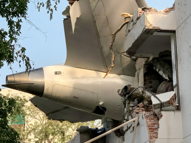 Web_Photo_Editor-3-22 لغز كارثة الطائرة الهندية
