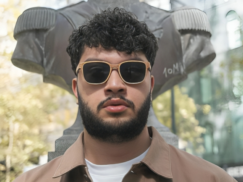 Web_Photo_Editor-11 أحمد أبو الرب.. من شاب بسيط إلى أيقونة عربية: رحلة 10 ملايين متابع على يوتيوب