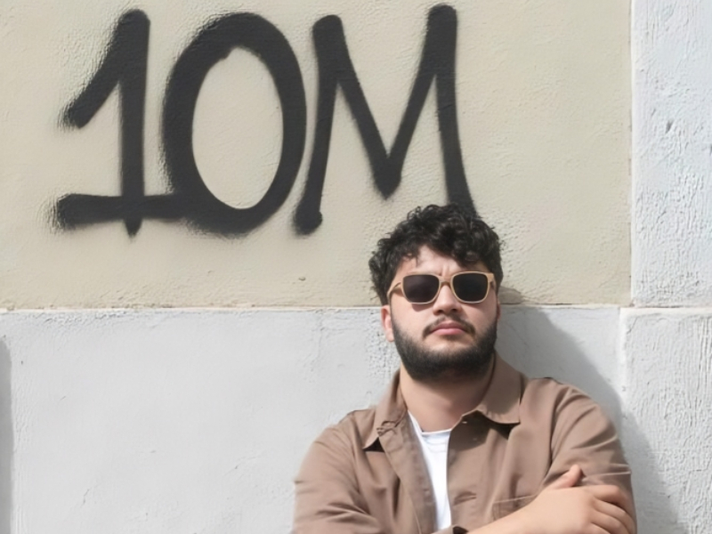 Web_Photo_Editor-9-5 أحمد أبو الرب.. من شاب بسيط إلى أيقونة عربية: رحلة 10 ملايين متابع على يوتيوب