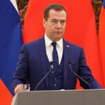 ميدفيديف يفجر مفاجأة: روسيا قد تضم غرينلاند إذا تأخر ترامب