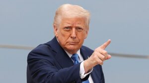 ترامب يدرس تفويضاً لهجوم على إيران وطهران ترد بالحداد والتعبئة