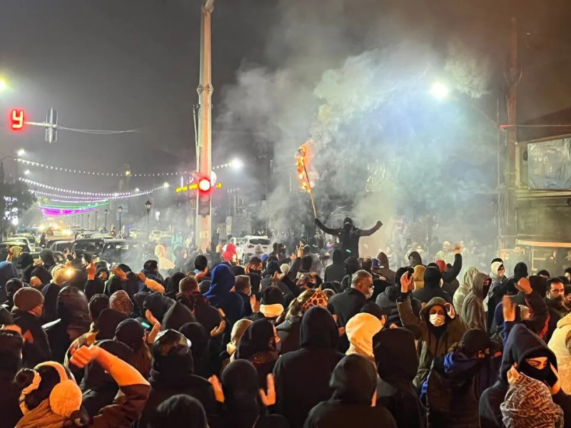 Web_Photo_Editor-16-1 ترامب يدرس تفويضاً لهجوم على إيران وطهران ترد بالحداد والتعبئة