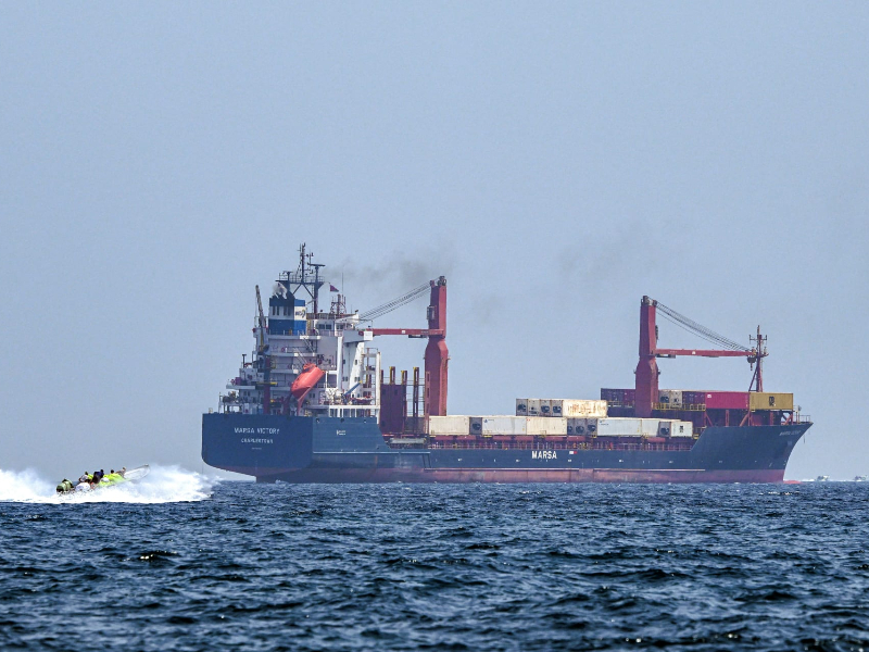 Web_Photo_Editor-15 عبور محدود في هرمز وسط الحصار الأمريكي الجديد